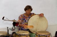 Künstlerin des Atelier21, Adelheid Seehoff eine leidenschaftliche Percussionistin.